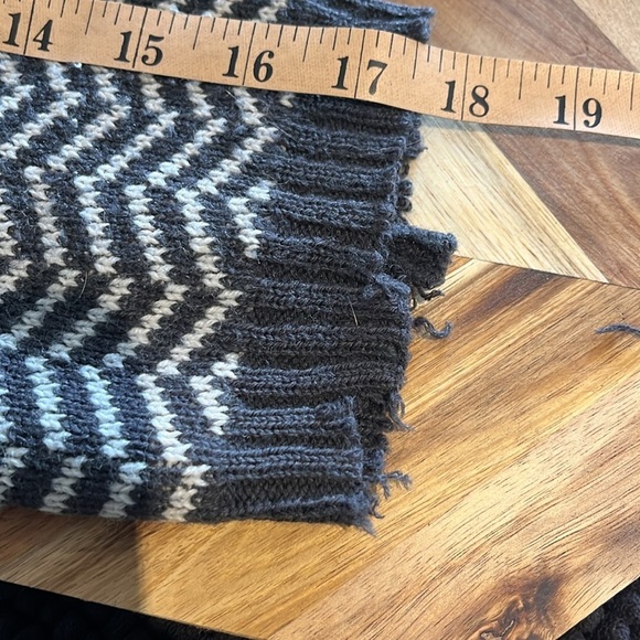 Herringbone knitted, navy blue  and white legwarmers - Picture 4 of 6
